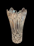 Vaso em cristal lapidado com bordas serrilhadas, Alt. 25, Diam. 14 cm.