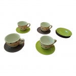 Quatro xícaras para chá com pires em porcelana Cláudia Home com pois nas cores verde e lilás sobre fundo branco, 3 pires extras.