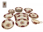 Parte de guarnição para jantar em porcelana inglesa Myott, Staffodshire decorada com buquê floral, rosas, bordas bordô e dourado compostos de: 14 pratos para sopa, (dois com fio de cabelo), 4 pratos principais,14  pratos para sobremesa (sendo 3 com bicado) 4 travessas ovais, 1 sopeira, 1 terrine 1 prato para bolo e 1 molheira, total: 40  peças.