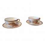 COLECIONISMO - Par de xícaras para chá em porcelana oriental casca de ovo decorada com riquixá e  fundo com delicado trabalho de litofânia, uma delas com restauro.