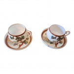 COLECIONISMO - Par de xícaras para café em porcelana oriental decoradas com policromia representando árvore, fundo com delicado trabalho de litofânia, um pires com 2 bicados.