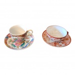 COLECIONISMO - Duas xícaras para café em porcelana oriental decoradas com cenas e personagens com trajes típicos, uma delas fundo com delicado trabalho de litofânia.