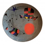 COLECIONISMO - Prato em porcelana pintado à mão com reprodução de Miró, assinado no verso, Diam. 24 cm.