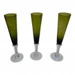 Terno de flutes em cristal na cor verde oliva com haste e base em cristal translúcido, Alt. 29, Diam. 6 m.