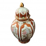 Potiche em porcelana oriental decorada com policromia representando flores, pássaros e etc. sobre fundo branco, Alt. 17, Diam. 10 cm.