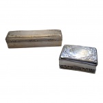 Antigo par de peças para toilette espessuradas à prata sendo uma saboneteira e um porta escovas com tampo e lateral adornadas em ramagens, apresentam marcas do tempo, marcado na base, Royal Metal, 20 x 5,5 e 10 x 8, Alt. 5 cm.