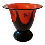 Vaso  Dagobert Peche Áustria/Bohemia, em vidro  na cor negra e  vermelho chama apoiado em base circular, a lateral tem colagem aparente, Alt. 22, Diam. 23 cm.