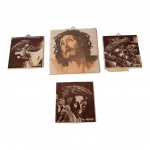 Quatro azulejos pintados à mão representando Jesus crucificado,  10 x 10 e 8 x 8 cm.