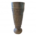 COLECIONISMO - Antiga taça alemã em estanho com representação de nobre sendo servido por serviçais em ambiente campestre, uvas em alto relevo e etc. Alt.19, Diam. 6 cm.