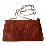 Bolsa Cristian Dior em couro, com logotipo da marca, possui fecho éclair e alça em corrente dourada,  possui bolsos internos também, com fecho éclair, em perfeito estado, 31 x 17, corrente Alt. 62 cm.