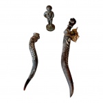 COLECIONISMO - Escultura miniatura em bronze representando Mannken Pis, e dois chifres para proteção, Com. 6 e 12 cm.