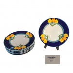 Oito pratos principais em porcelana Vista Alegre- Portugal decorado com flores sobre fundo azul petróleo,  centro na cor branca. Diam. 27 cm.