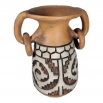 Vaso em terracota com decoração Marajoara, bicado na borda, Alt. 26, Diam. 18 cm.