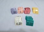 Lote de 132 fichas de poker em baquelite colorido. Contando 22 peças de cada valor, sendo eles 0,10; 0,20; 1; 2; 5; e 10. Medindo 4cm x 2,5cm.