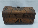 Linda caixa retangular em madeira esculpida, com veludo no interior. Medindo 20cm x 11,5cm x 11,5cm de altura.