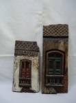 Lote de 2 talhas decorativas em madeira pintada, peças assinadas. Medindo a maior 15,5cm x 40cm de altura.