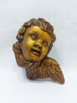 Linda escultura de anjo em madeira entalhada com patina ouro. Medindo 18cm x 16cm de altura.