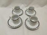 Jogo de 4 xícaras de café com 6 pires em porcelana com borda estampada. Medindo a xícara 5cm x 6cm de altura.