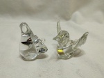 Lote de 2 miniaturas em cristal incolor na forma de ave. Medindo o maior 6,5cm de altura.