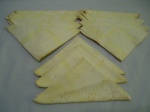 Jogo de 11 guardanapos em tecido amarelo, medindo 50cm x 50cm. Peça com marcas de guardado.