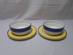 Par de cumbucas de sopa com presentuir em porcelana Italiana, azul e amarela. Medindo a cumbuca 15cm de diâmetro x 6,5cm de altura.