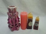 Lote de 4 velas decorativas. Medindo a maior 21cm de altura.