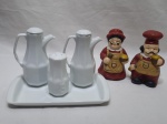 Lote de galheteiro em porcelana Schmidt branca e 2 suportes de talher na forma de cozinheiros em cerâmica. Medindo a bandeja do galheteiro 20cm x 12cm.