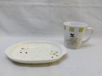 Caneca com petisqueira para biscoitos em porcelana com estampa de boneco de neve. Medindo a petisqueira 20,5cm x 13cm.