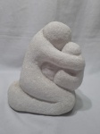 Lindíssima escultura de mãe com filha em mármore branco. Medindo 22,5cm de altura.