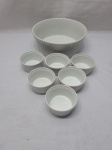 Jogo de bowl com 6 cumbucas em porcelana branca canelada. Medindo o bowl 2cm x 8,5cm de altura e as cumbucas 8,5cm x 4cm de altura.