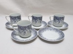 Jogo de 4 xícaras de café com 5 pires em porcelana Schmidt guirlanda floral azul. Medindo a xícara 5cm x 6cm de altura.