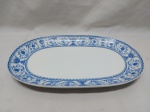 Travessa oval rasa em porcelana espanhola Bidasoa, guirlanda azul. Medindo 32cm x 19,5cm.