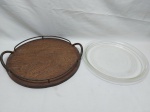 Lote de bandeja redonda com 2 alças em madeira e prato de bolo em vidro moldado. Medindo a bandeja 31cm de diâmetro.