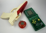 3 brinquedos eletrônicos funcionando: arminha 8 sounds, bichinho virtual Tamagotchi e um Brick Game