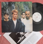 LP LEGIÃO URBANA - QUE PAÍS É ESTE C/ ENCARTE // CAPA CONFORME FOTOS // DISCO EM MUITO BOM ESTADO // PODE CONTER RISCOS QUE CAUSAM CHIADOS, RUÍDOS OU PULOS