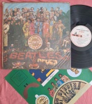 LP BEATLES - SGT. PIPPERS LONELY HEARTS CLUB BAND CAPA DUPLA C/ ENCARTES // CAPA CONFORME FOTOS // DISCO EM BOM ESTADO // PODE CONTER RISCOS QUE CAUSAM CHIADOS, RUÍDOS OU PULOS