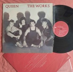 LP QUEEN - THE WORKS C/ ENCARTE // CAPA CONFORME FOTOS // DISCO EM MUITO BOM ESTADO // PODE CONTER RISCOS QUE CAUSAM CHIADOS, RUÍDOS OU PULOS