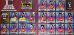 Lance Livre - SELEÇÃO DO QATAR COMPLETA - COPA DO MUNDO QATAR 2022 - 20 FIGURINHAS SEM REPETIÇÃO - Posições: QAT 1 até QAT 20 - Paginas 8 e 9 - Figurinhas Originais PANINI sem uso (para colar no álbum)