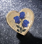 MOEDA CORAÇÃO ROSAS com a cor Dourada e VIOLETA  - Representa o AMOR - Tamanho da moeda: 38mm*3mm a 6mm - Peso: + ou - 20gr - Material: Ferro Prateado - Tema: AMOR em 52 Idiomas na Capsula de 40mm