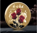 Moeda ROSAS - Dourada - Fundo em alto relevo com a palavra LOVE (Amor) em 52 idiomas - na Capsula - 40mm, 28gr - Flor de cunho