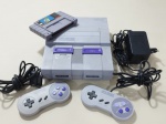 Super Nintendo - Na caixa - Acompanha dois controles, cabo de força e uma fita Super Mário World - N