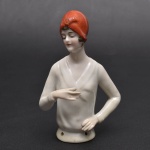 Coleção Half Doll - mulher com turbante. Base numerada e marcada Germany. Mede 11x8 cm