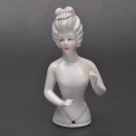 Coleção Half Doll - mulher nua, braços em movimento, penteado circa de 1780 de cachos horizontais com micro perolado marrom. Base marcada e numerada. Mede 11,5x6 cm