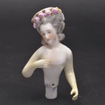 Coleção Half Doll -  senhora nua, com delicado movimentos de braço, expressivas feições, bochechas e labios rosados e deslumbrante chapeu com guirlanda de flores. base sólida ideal para tampa de garrafa. Peça com restauro profissional. Base marcada. Mede 10x6,5 cm