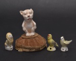 Coleção  - Grupo de animais em porcelana, sendo o cachorro agulheiro. Menor 3 cm / Agulheiro 8,5 cm