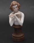 Coleção Half Doll - dama Art Deco, com seus cabelos castanhos volumosos e cacheados, olhos delineados e batom terra. Longos braços em pose dramatica. Acompanha base de madeira. Base da meia boneca marcada.  Medida da boneca 13x6,5 cm