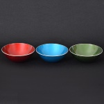 Para amantes do Desing - Raro e fantastico Set - Emalox, design Bjorn Engo, Noruaega, criado em 1950, e posteriormente e depois mundialmente premiado - composto por 3 bowls Em core variadas com a técnica inovadora na época de anodização e laca. Total 3 peças - Med. 15 x 5,5 cm Nota.: Informações obtidas no Norsk Designrd - Conselho Noruegues de Design / Nota 2.: Anodização é um processo anticorrosivo que consiste na oxidação superficial e formação de camada de óxido protetora em peças metálicas colocadas como ânodo numa eletrólise. Marcas de uso.