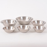 Conjunto de 6 bowls fundos em aço inox. Maior 24 x 7 / Menor 16 x 4 cm. Marcas de uso.