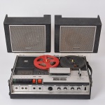 Vintage - Raro e charmoso gravador Sony - model TC-330 -  Stereo Taperecorder. Acompanham 2 caixas acopladas, cabo de força e conectores de som. Excelente estado de conservação. - Obs.: Liga, porém não testado, no estado. (30x54x35)