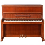 Magnifico e antigo Piano August Förster, Tchecoslováquia, anos 50, feito a mão.  Número de série para colecionadores 85612 / 120. Apresenta fino acabamento em nogueira acetinada, 88 teclas em laminas de espesso marfim, 3 pedais em bronze, acompanha ainda banqueta com regulagem de altura. Excelente estado de conservação!. Obs.: Necessita afinação. (123x140x61 / 52x60x33) - Nota.: A história de Friedrich August Forster ...nascido em 30 de julho de 1829 em Oberseifersdorf, Saxônia e inicialmente treinado como carpinteiro. Como um jornaleiro, ele construiu e consertou instrumentos musicais durante seu tempo livre e recebeu aulas de música.Ele aprendeu os fundamentos do ofício de fabricação de pianos com os fabricantes de pianos Sr. Hieke e Karl August Eule em Löbau e completou seu treinamento como fabricante de instrumentos em 1854. Depois de trabalhar em várias cidades por toda a Alemanha por vários anos, ele retornou à sua região natal da Alta Lusácia com uma nova riqueza de experiência.....nascido em 30 de julho de 1829 em Oberseifersdorf, anteriormente conhecido como o Beruf de um Tischler. Nenhum trabalho como talismã foi criado e reparado em seus instrumentos musicais essenciais e em seu vasto conhecimento musical.Perto do Klavierbauern Hieke e Karl August Eule em Löbau estão as bases do Klavierbau e foram criados em 1854 como instrumentos de "proximidade e liberdade".Depois de anos de trabalho em várias cidades da Alemanha, ele reina e experimenta sua vida em sua casa no Alto Lácio.Em 1º de abril de 1859 , Friedrich August Förster se estabeleceu em Löbau, onde montou uma modesta oficina no terceiro andar de um prédio com pátio e fez seu primeiro piano sozinho.Em 1862 , ele estabeleceu sua primeira fábrica nos arredores da cidade, na rua conhecida hoje como Jahnstrasse. Nas últimas décadas, esta fábrica foi expandida para uma moderna unidade de produção.Após a morte de August Förster em 1897 , seu filho Cäsar Förster assumiu as rédeas da empresa. Cäsar Förster fundou uma fábrica adicional em Georgswalde, Boêmia, em 1900.